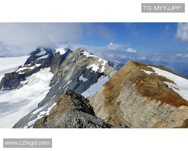 王芳独家分享攀岩技巧与心得体会助你征服高峰挑战自我极限 王芳独家分享攀岩技巧与心得体会助你征服高峰挑战自我极限